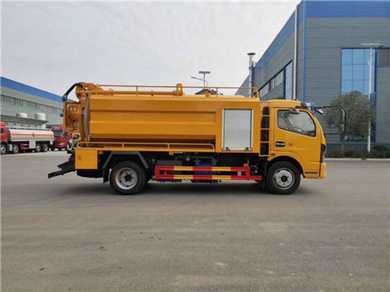 环卫行业中的吸污车:城市美容的关键