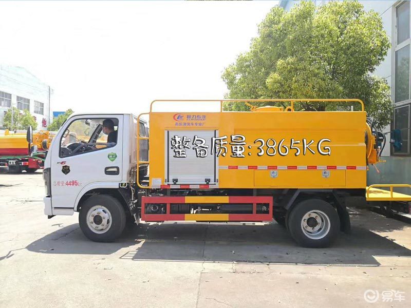 清洗吸污车:城市清洁的得力助手