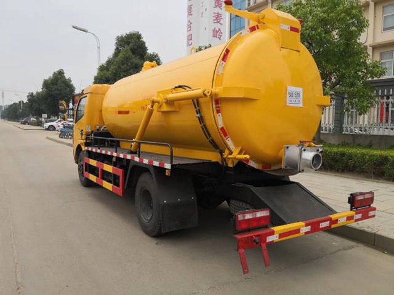 高压清洗车在城市清洁中的高效运用